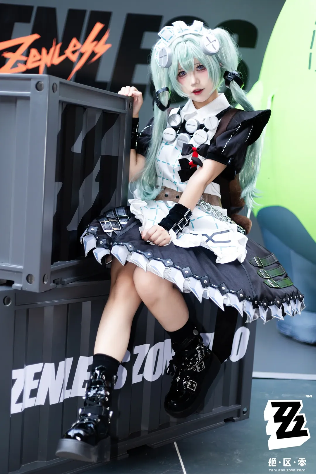 【カリン コスプレ】『ゼンレスゾーンゼロ』の機械仕掛けメイド、ブース前で切り取った特別な瞬間 - 1 枚目