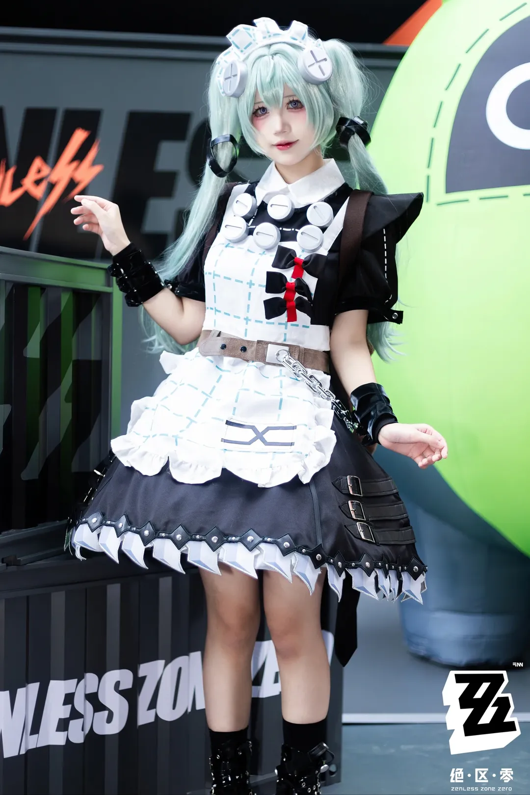 【カリン コスプレ】『ゼンレスゾーンゼロ』の機械仕掛けメイド、ブース前で切り取った特別な瞬間 - 3 枚目