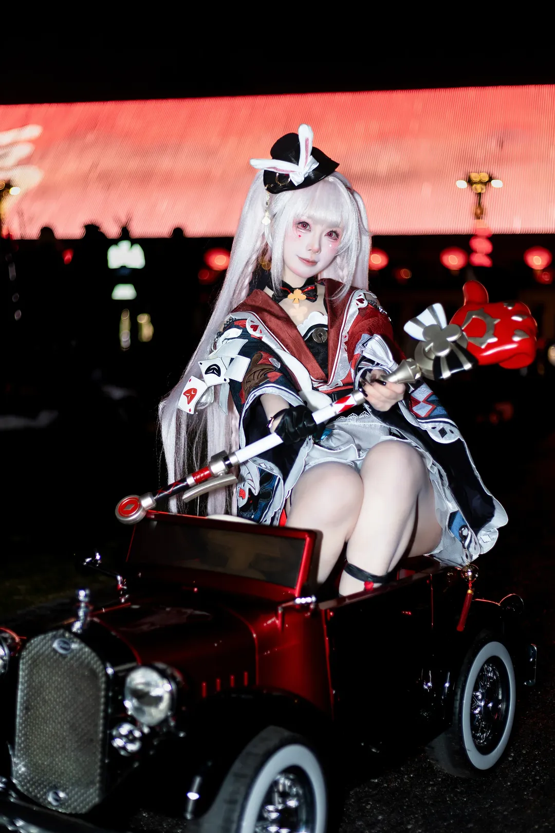 【火花cos】崩坏星穹铁道里的红白魔法师，驾驭复古小红车