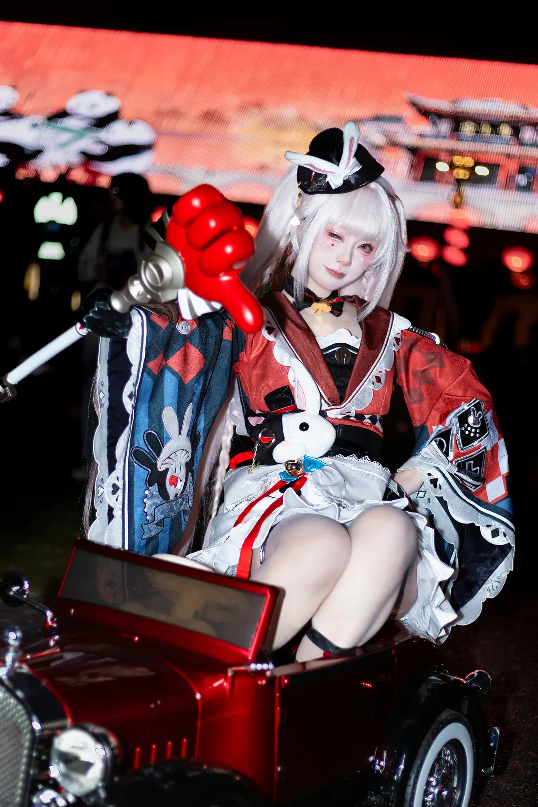 【火花cos】崩坏星穹铁道里的红白魔法师，驾驭复古小红车 - 第 3 张
