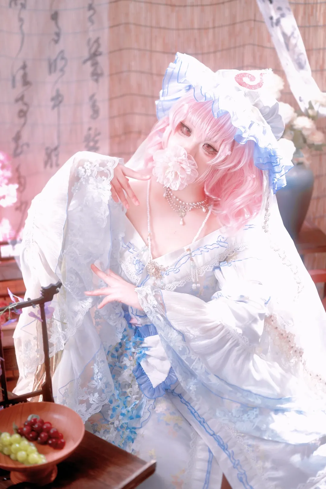 【幽幽子cos】东方妖妖梦中的古典梦幻与轻盈姿态 - 第 1 张