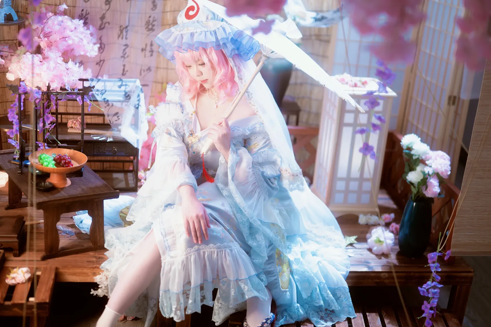 【幽幽子cos】东方妖妖梦中的古典梦幻与轻盈姿态 - 第 2 张