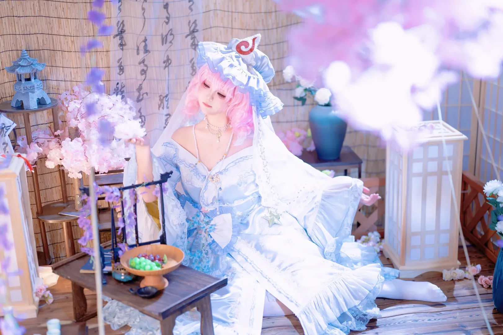 【幽幽子cos】东方妖妖梦中的古典梦幻与轻盈姿态
