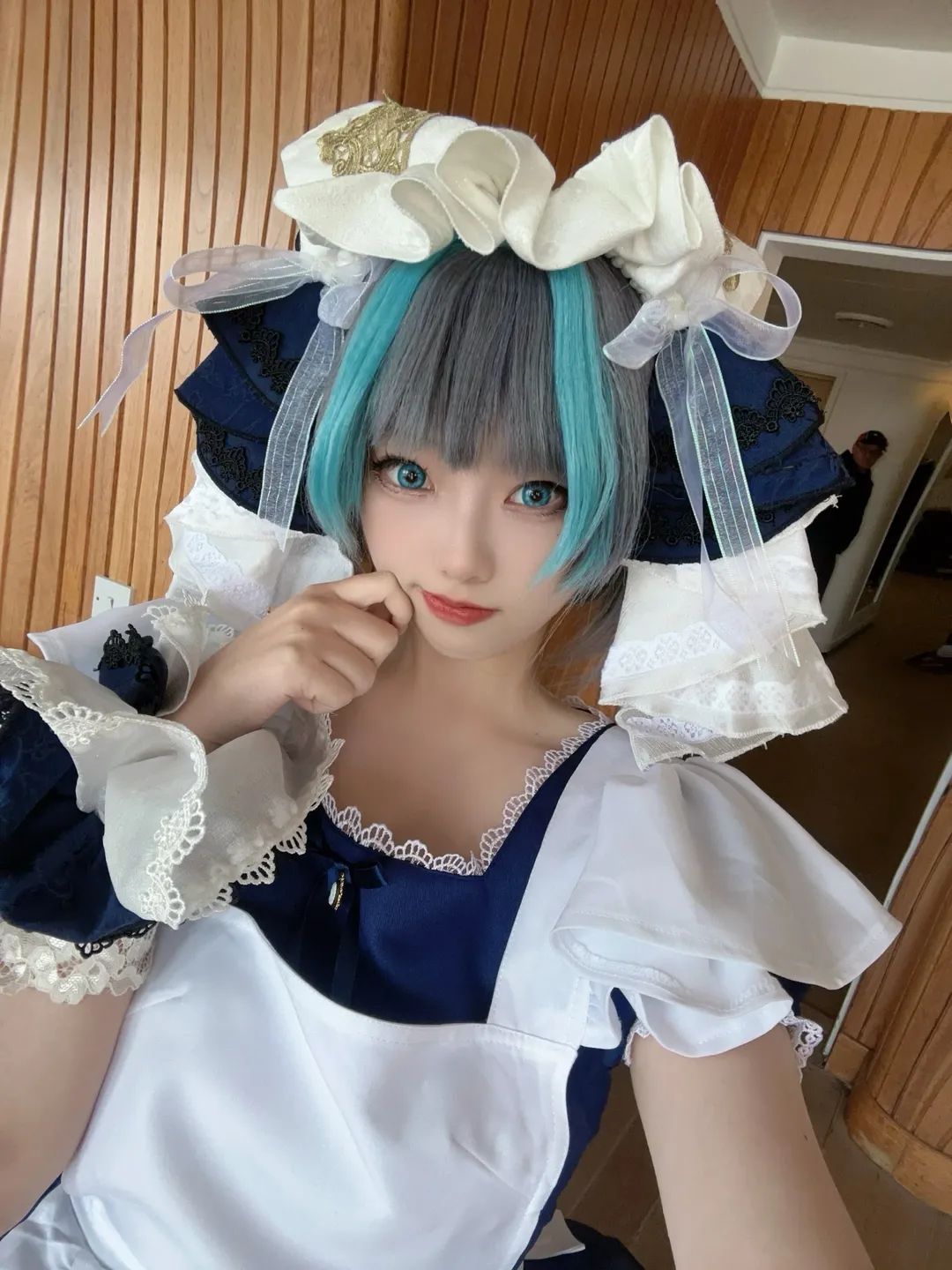 【アズールレーン チェシャー コスプレ】クルーズ船で魅せる自前メイド猫耳コーデ - 2 枚目