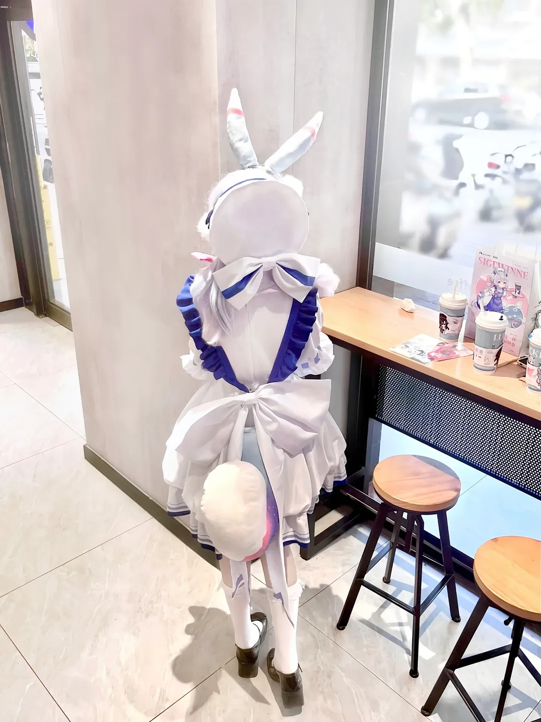 【Sigewinne cosplay】Genshin Impact & Luckin Coffee Collaboration Store Visit, A Bit Desolate in Smaller Cities - Image 4