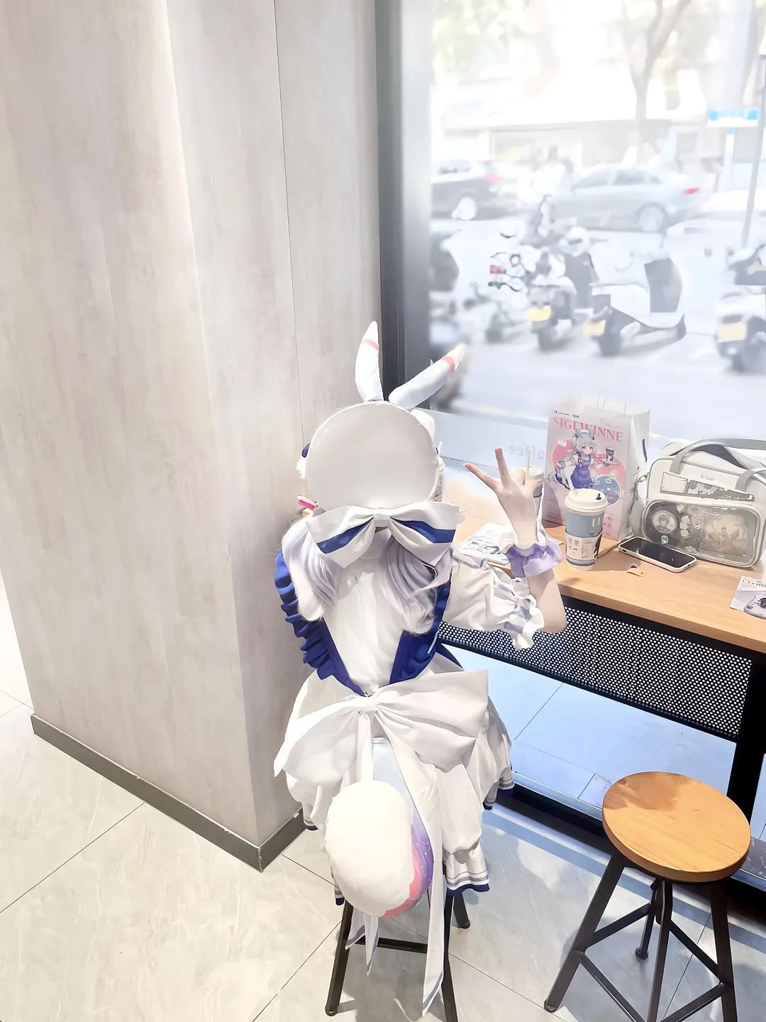 【Sigewinne cosplay】Genshin Impact & Luckin Coffee Collaboration Store Visit, A Bit Desolate in Smaller Cities - Image 6