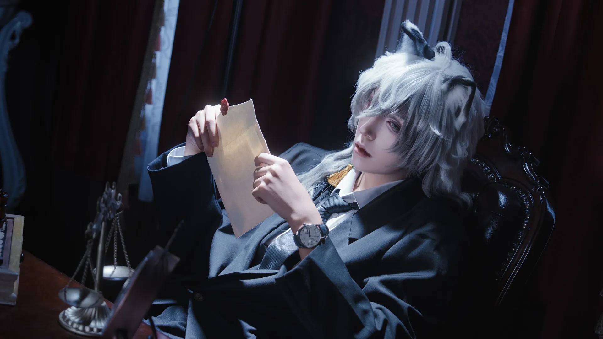 【银灰cos】暗调西装与兽耳，沉稳傲然的掌控力 - 第 4 张