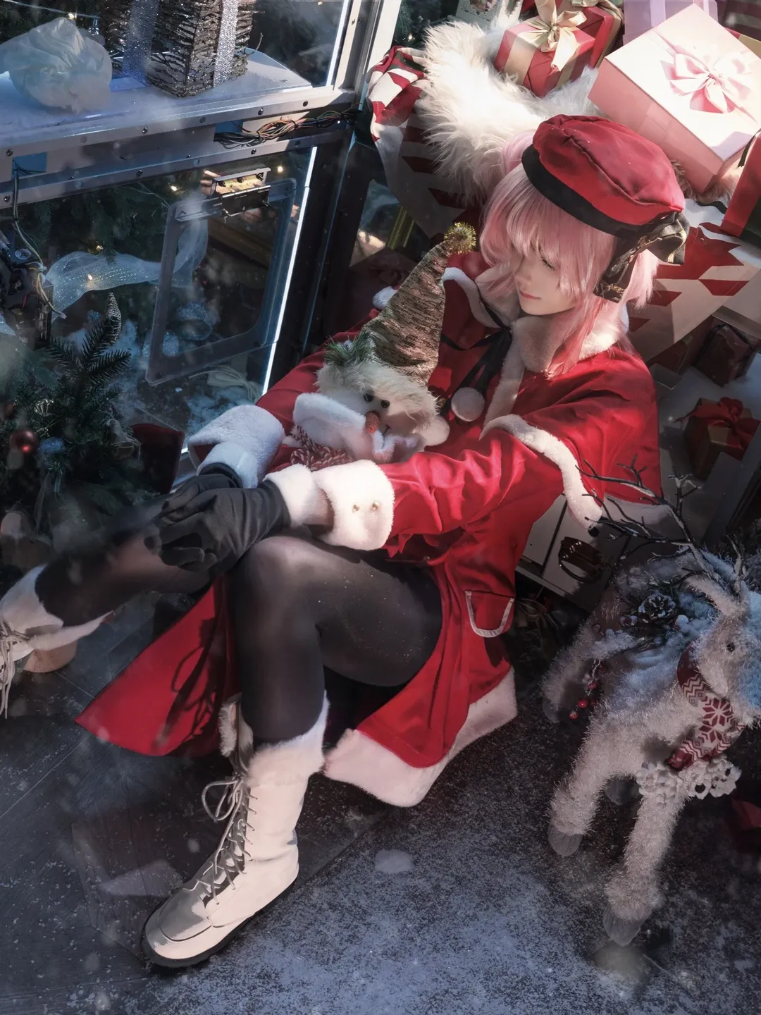 【芹娜cos】蔚蓝档案圣诞限定，冬日橱窗下的静谧时刻