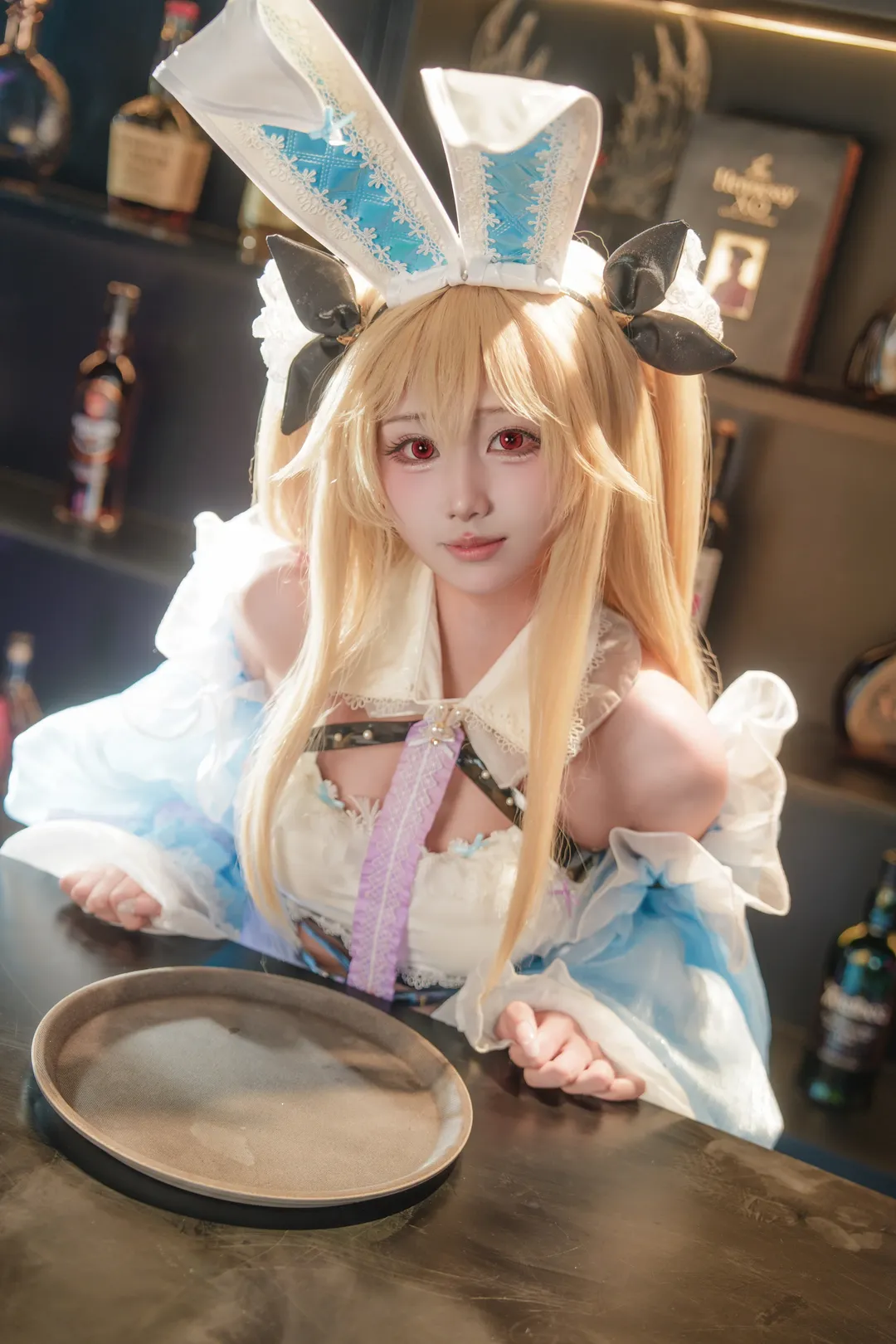 【安克雷奇cos】吧台旁的兔耳少女，意外的反差萌 - 第 1 张