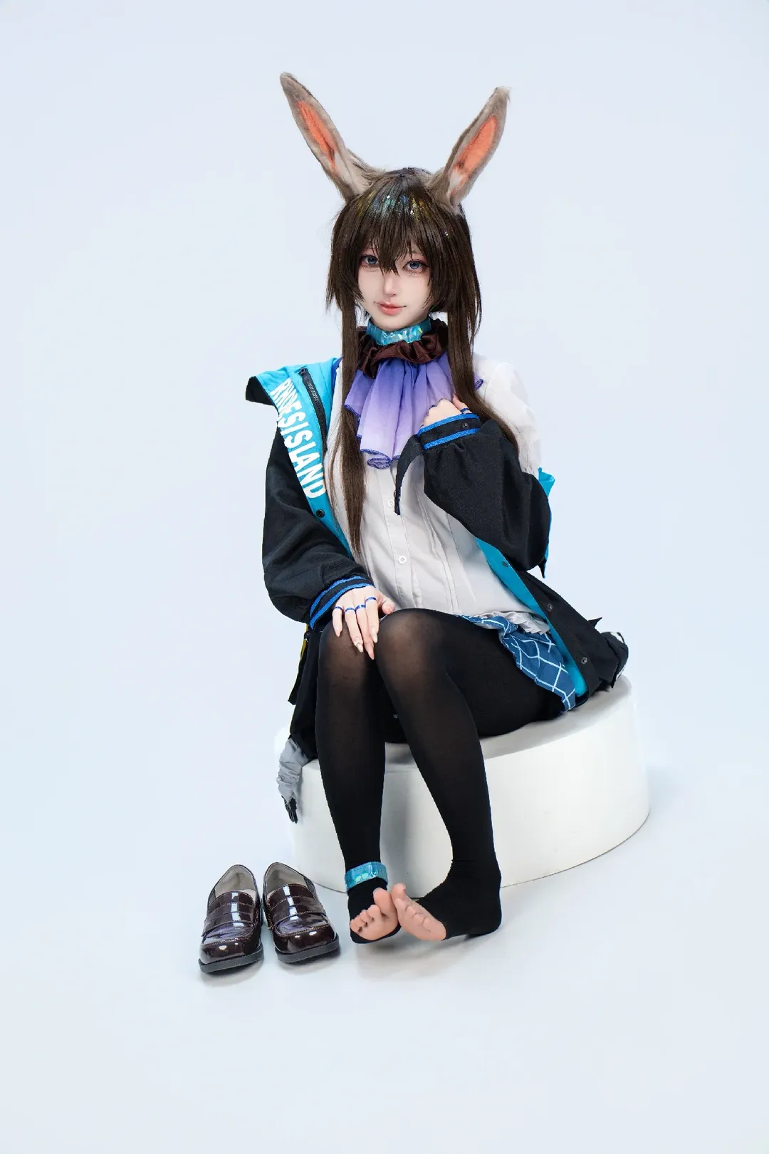 [Amiya cosplay] Arknights: A Pure White Studio Experience with a Cool-Faced Cute Bunny - Image 1