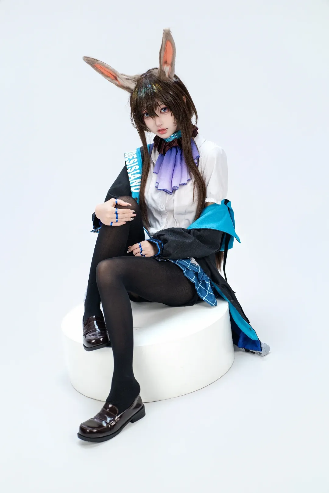 [Amiya cosplay] Arknights: A Pure White Studio Experience with a Cool-Faced Cute Bunny - Image 2