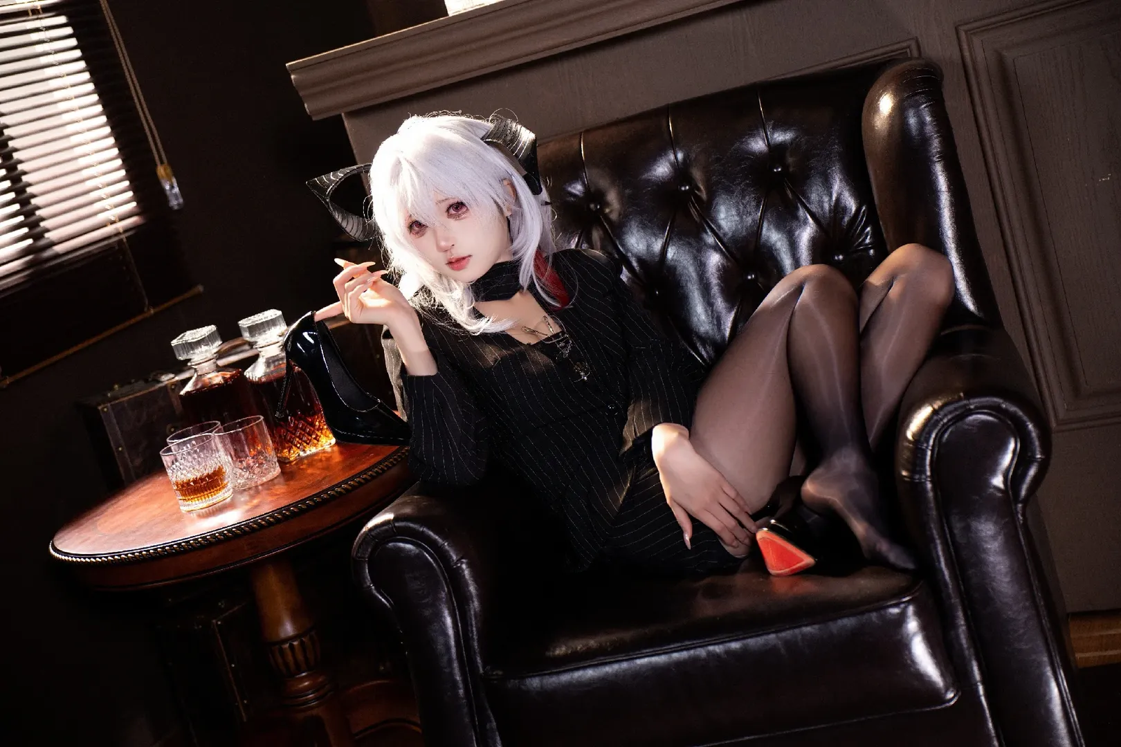 【赞妮cos】鸣潮里属于黑丝高跟的下班时光 - 第 3 张