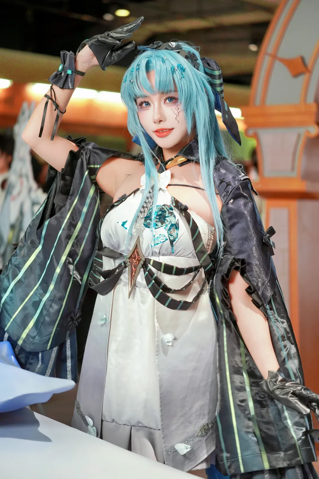 【カルロッタ コスプレ】『鳴潮』ポップアップイベント、青髪の少女が魅せる優雅な一瞬 - 1 枚目
