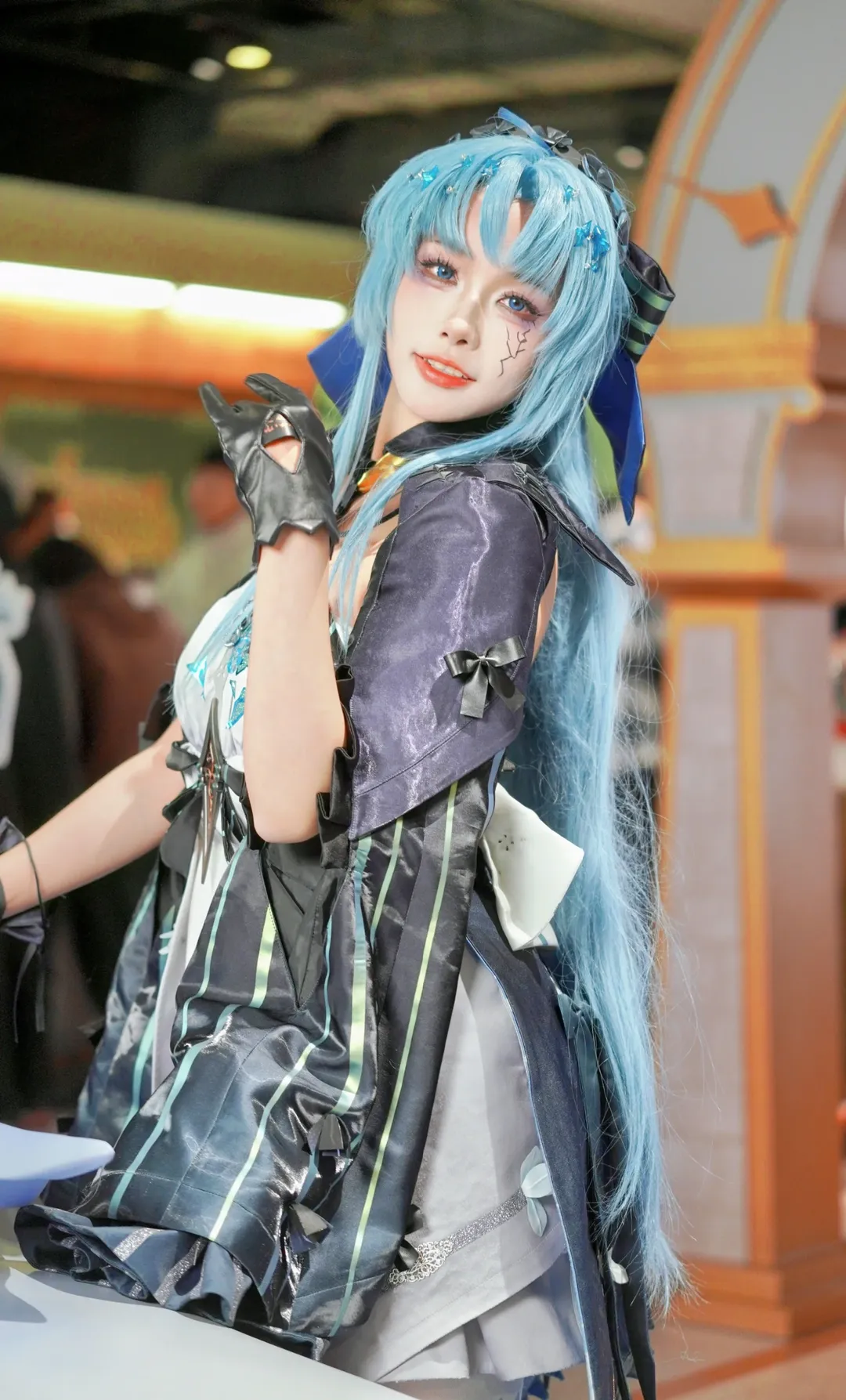 【カルロッタ コスプレ】『鳴潮』ポップアップイベント、青髪の少女が魅せる優雅な一瞬 - 10 枚目