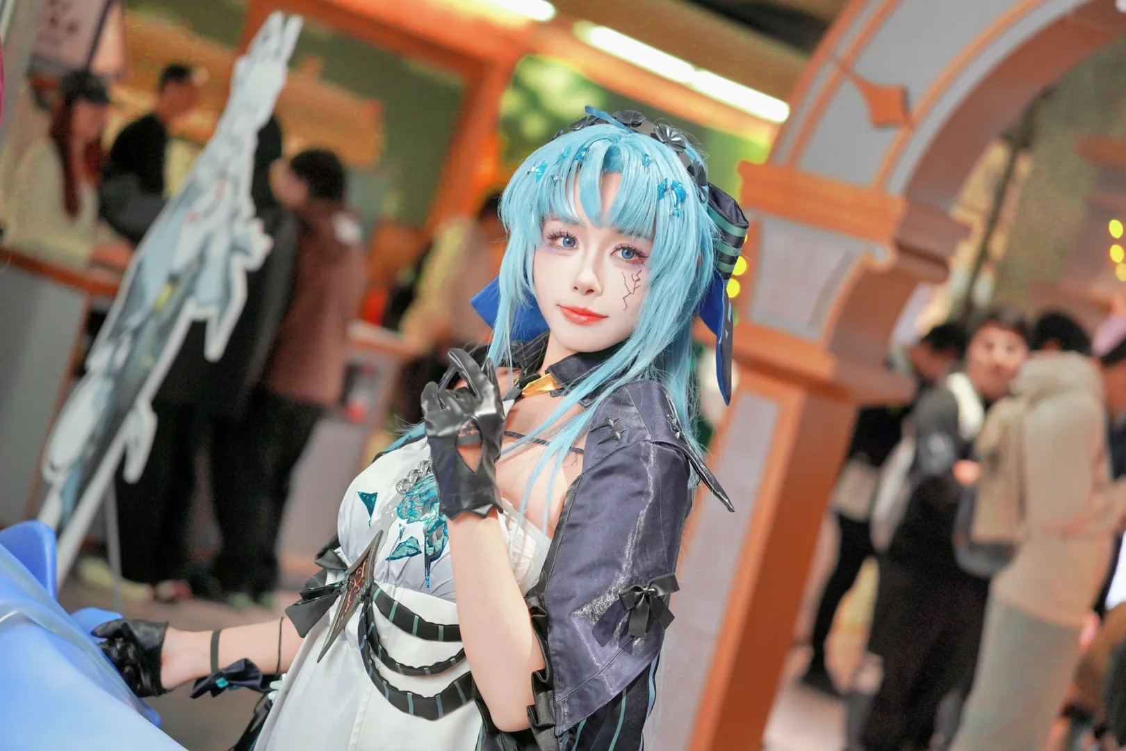 【カルロッタ コスプレ】『鳴潮』ポップアップイベント、青髪の少女が魅せる優雅な一瞬 - 2 枚目