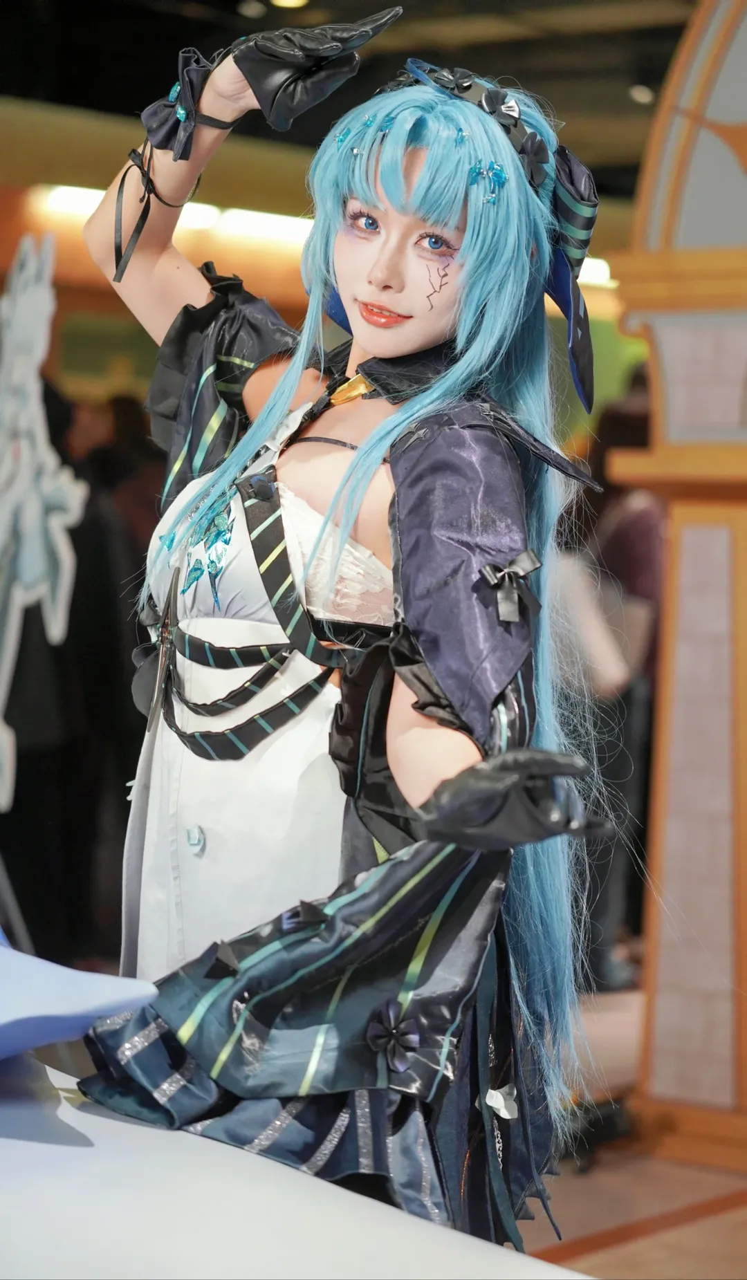 【カルロッタ コスプレ】『鳴潮』ポップアップイベント、青髪の少女が魅せる優雅な一瞬 - 3 枚目