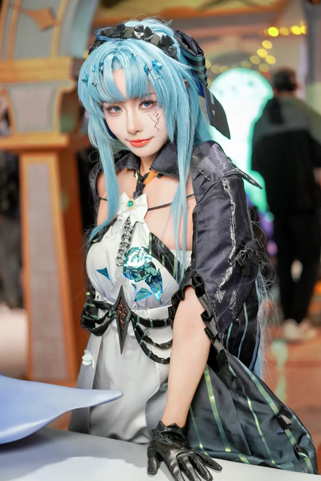 【カルロッタ コスプレ】『鳴潮』ポップアップイベント、青髪の少女が魅せる優雅な一瞬 - 4 枚目
