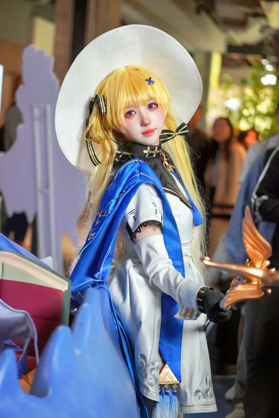 【フィービー コスプレ】『鳴潮』ポップアップイベントのコスプレ写真のシェア：青白のケープと白ブーツの視覚的コラボ - 1 枚目