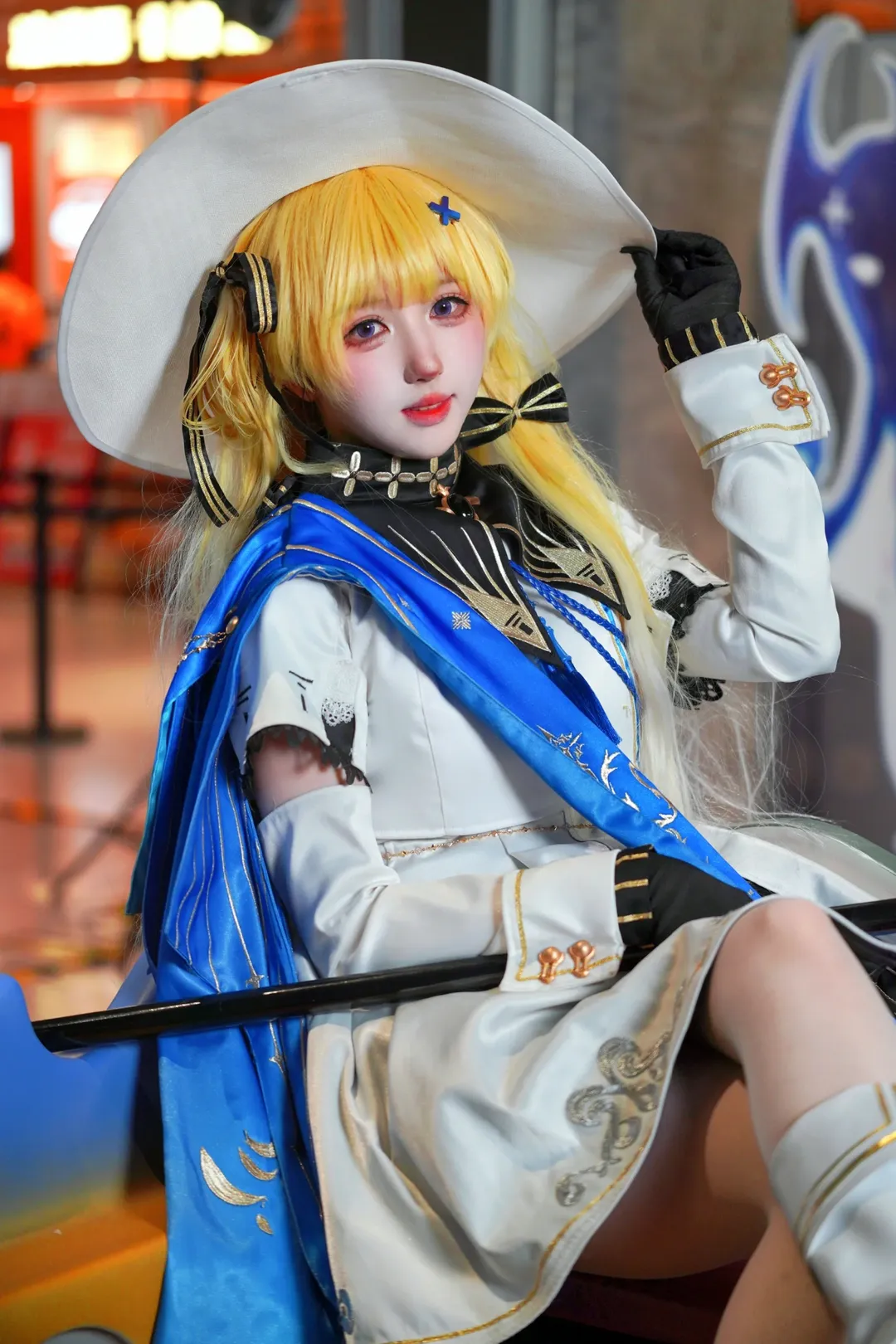 【フィービー コスプレ】『鳴潮』ポップアップイベントのコスプレ写真のシェア：青白のケープと白ブーツの視覚的コラボ - 2 枚目