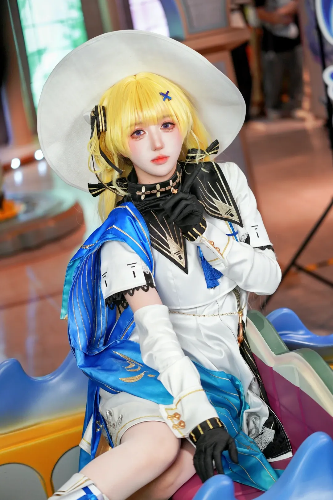【フィービー コスプレ】『鳴潮』ポップアップイベントのコスプレ写真のシェア：青白のケープと白ブーツの視覚的コラボ - 3 枚目