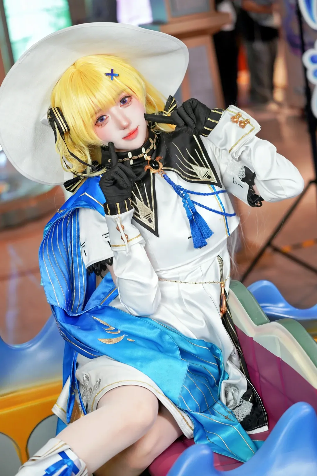 【フィービー コスプレ】『鳴潮』ポップアップイベントのコスプレ写真のシェア：青白のケープと白ブーツの視覚的コラボ - 4 枚目