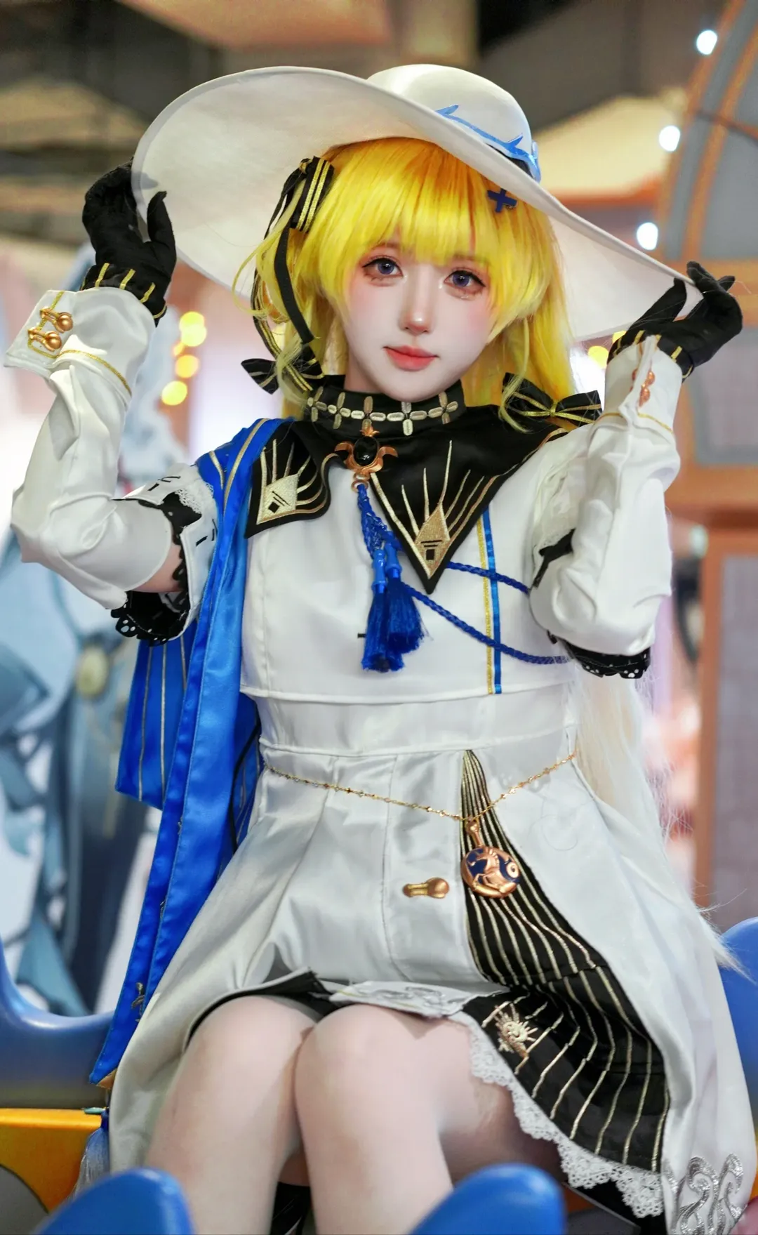 【フィービー コスプレ】『鳴潮』ポップアップイベントのコスプレ写真のシェア：青白のケープと白ブーツの視覚的コラボ - 5 枚目