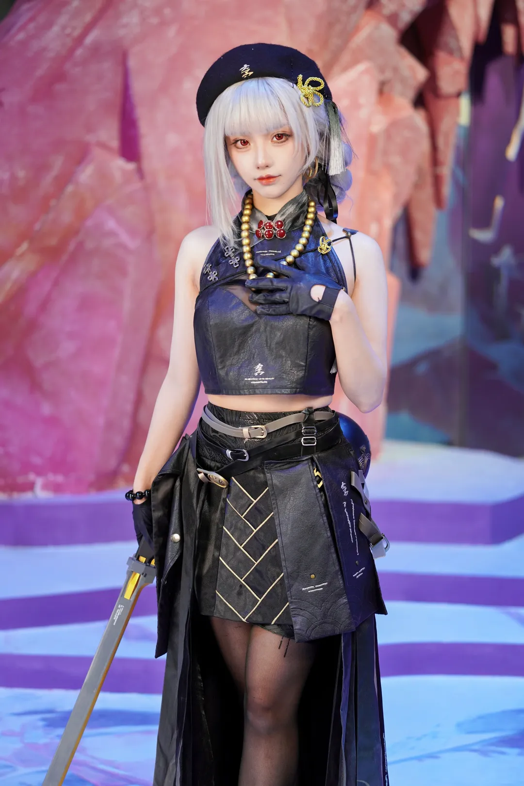 【散华cos】鸣潮库洛嘉年华现场，黑金质感造型搭长剑 - 第 1 张