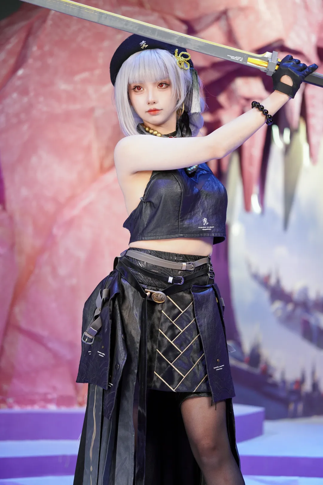 【散华cos】鸣潮库洛嘉年华现场，黑金质感造型搭长剑 - 第 2 张