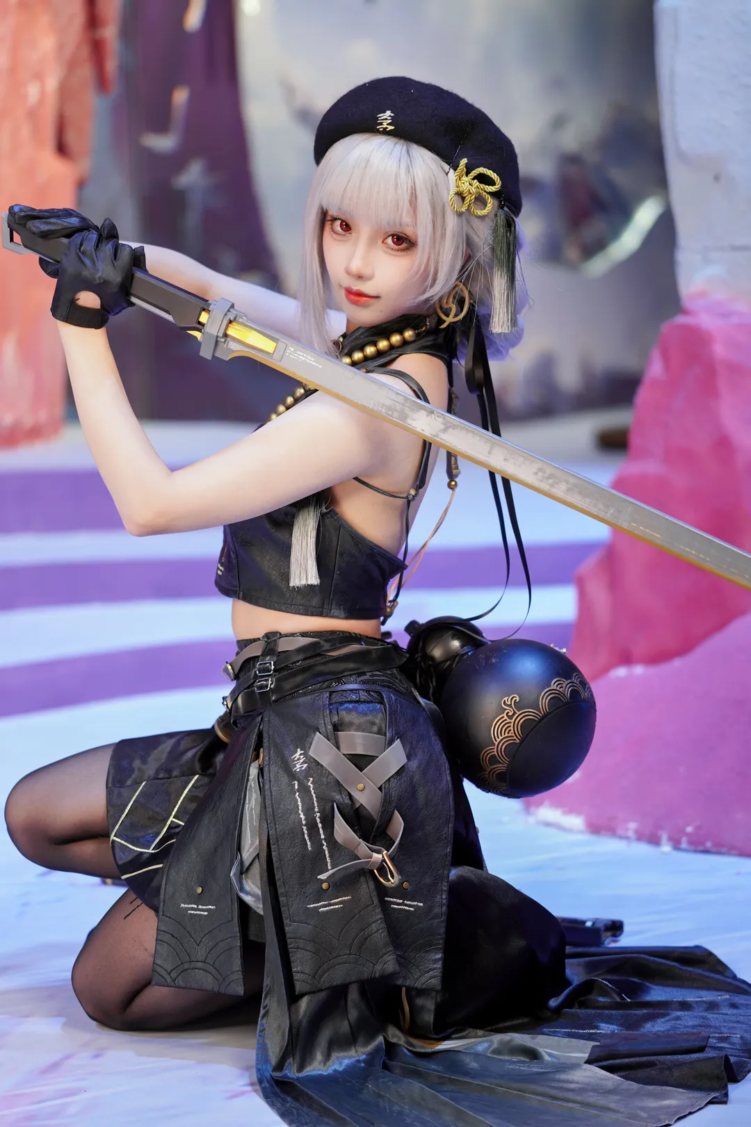 【散华cos】鸣潮库洛嘉年华现场，黑金质感造型搭长剑 - 第 4 张