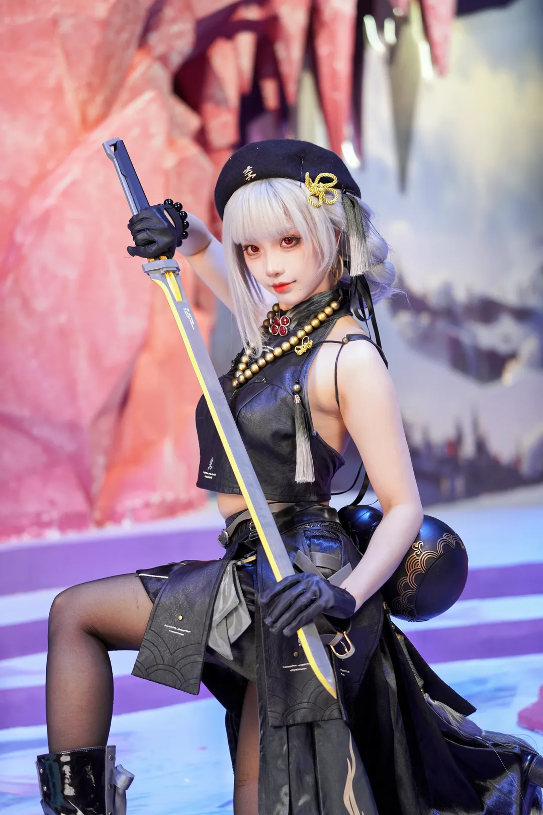 【散华cos】鸣潮库洛嘉年华现场，黑金质感造型搭长剑