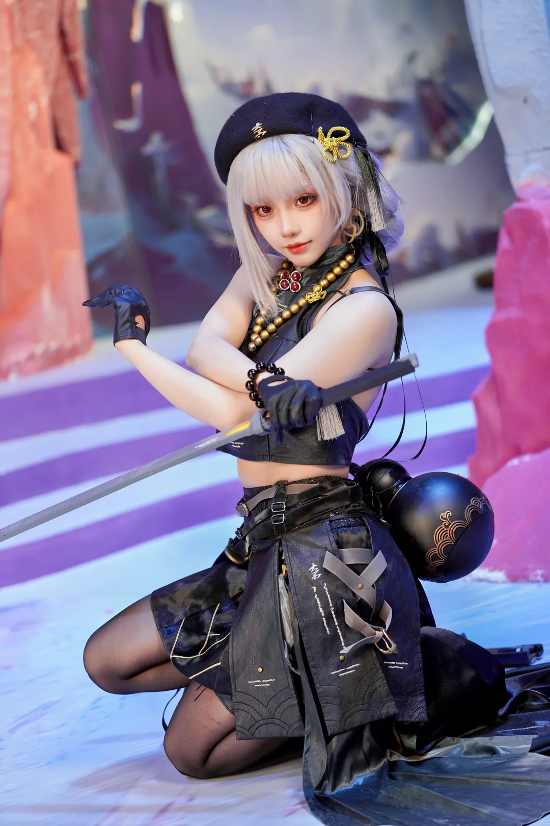 【散华cos】鸣潮库洛嘉年华现场，黑金质感造型搭长剑 - 第 7 张