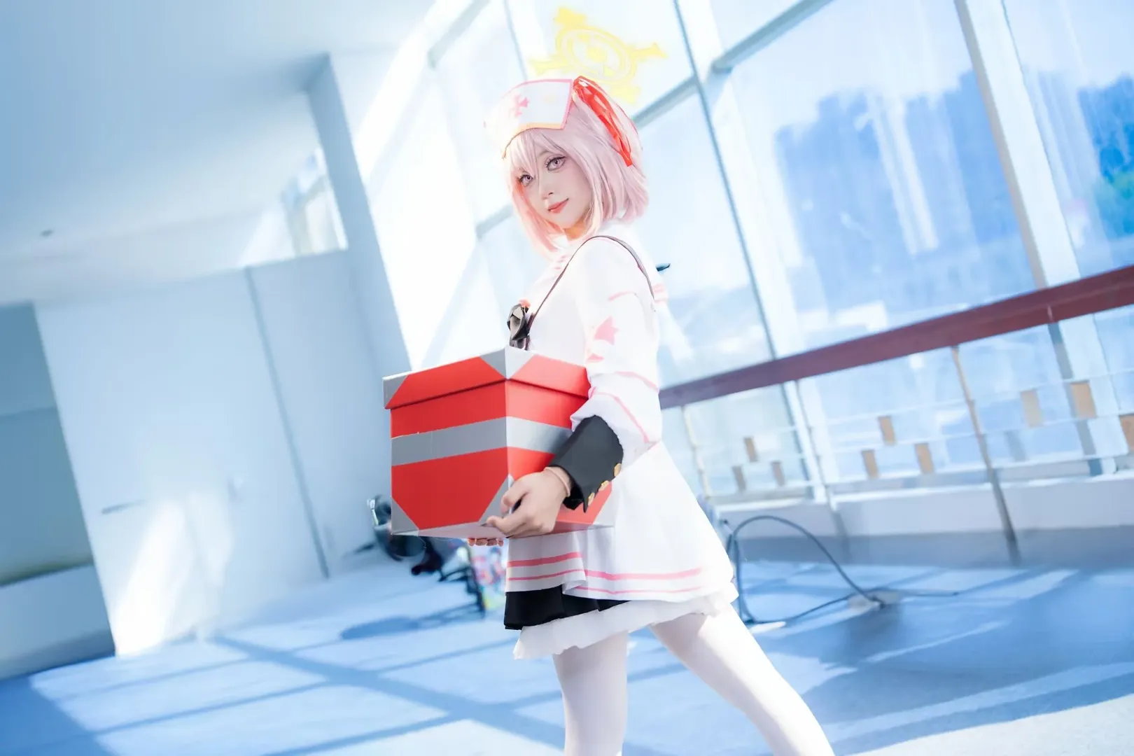 【芹娜cos】蔚藍檔案裡的可靠小護士，陽光下的聽診器時刻 - 第 2 張