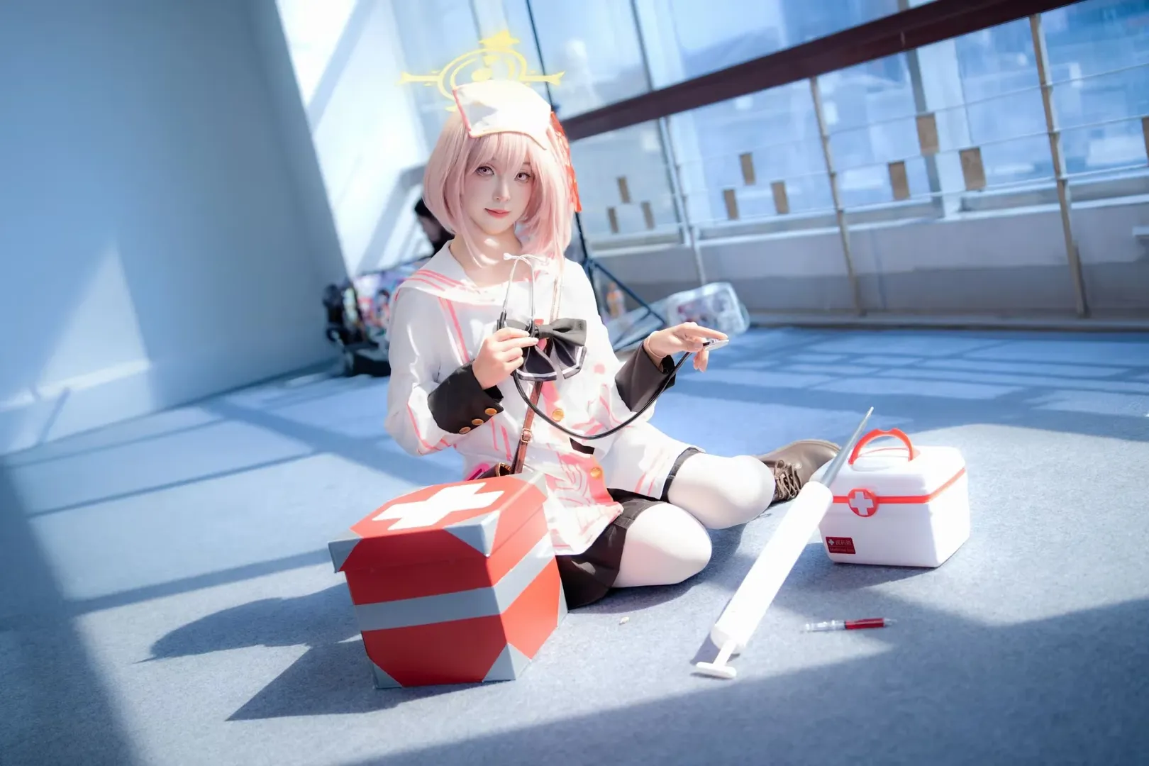 【芹娜cos】蔚藍檔案裡的可靠小護士，陽光下的聽診器時刻 - 第 4 張