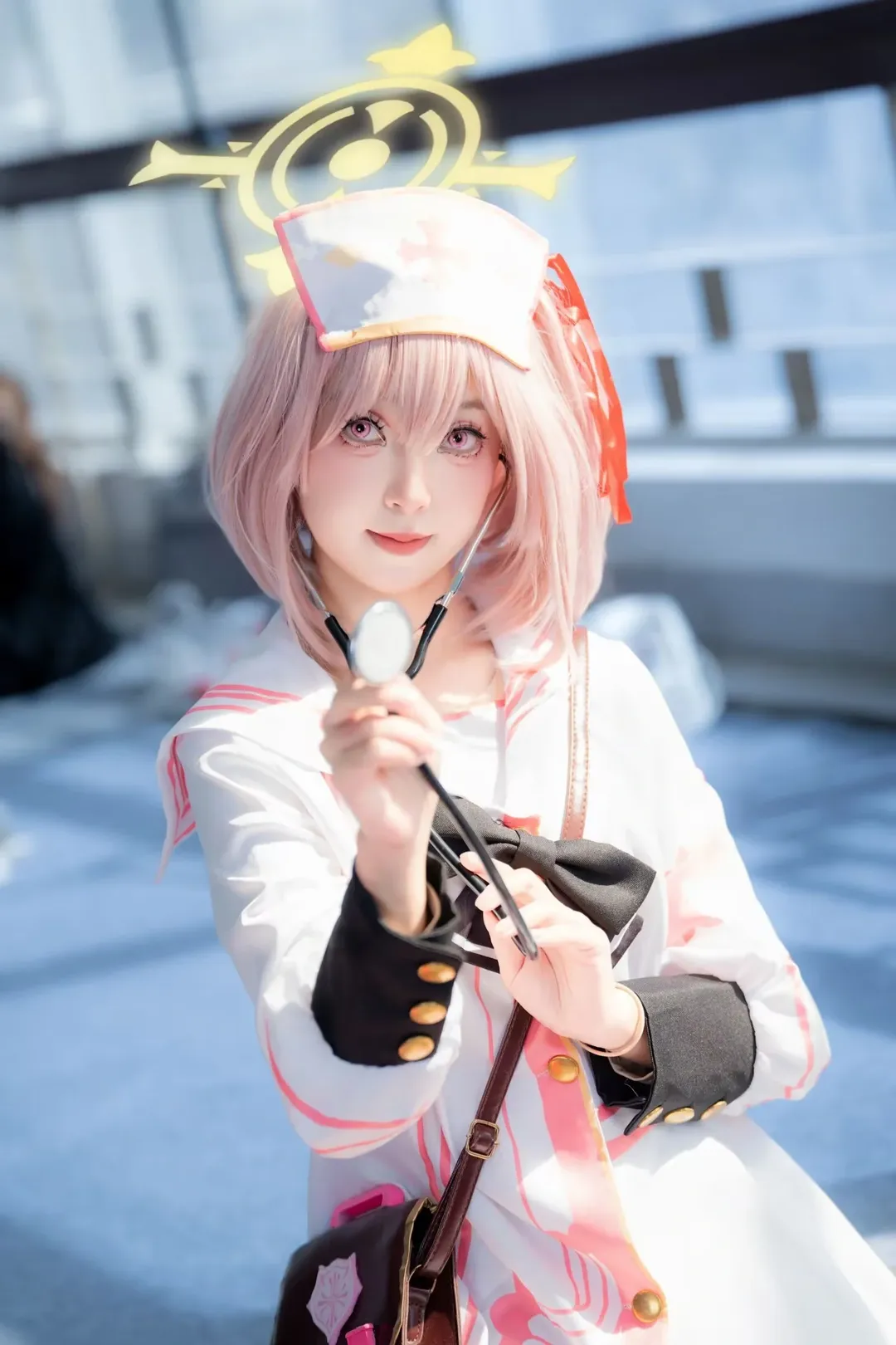 【芹娜cos】蔚藍檔案裡的可靠小護士，陽光下的聽診器時刻 - 第 5 張