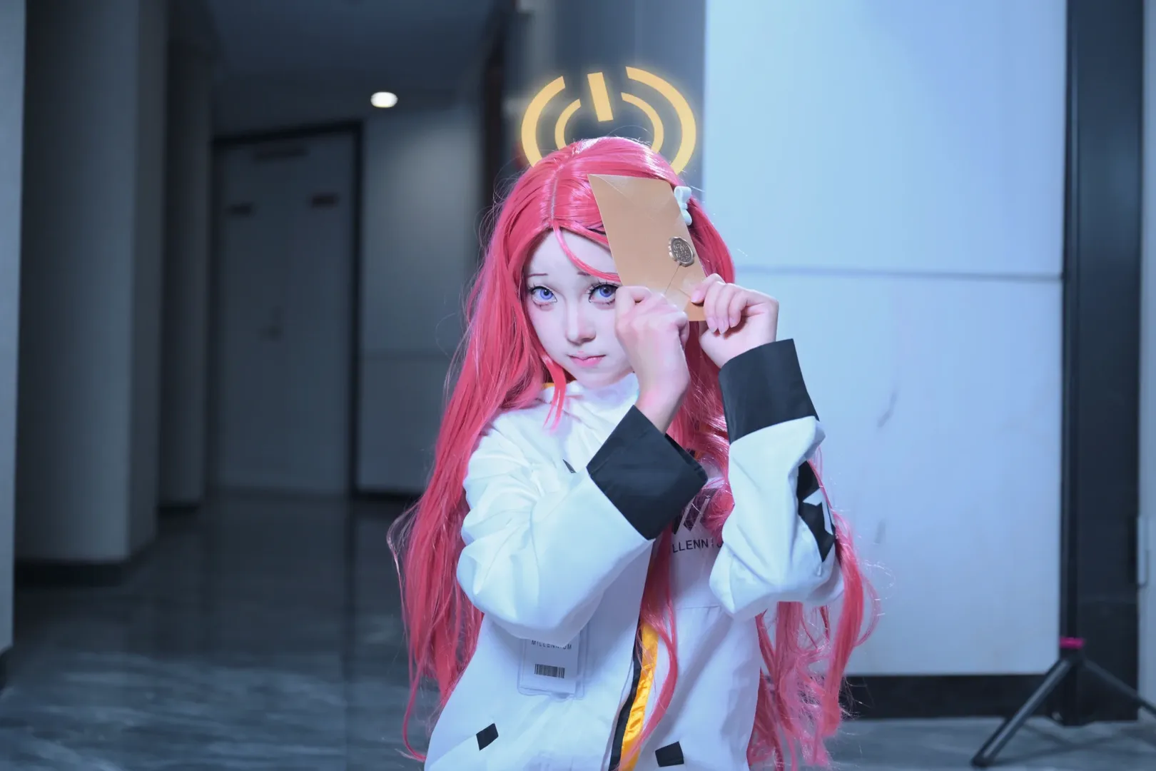 [Yuzu cosplay] Blue Archive Game Development Department daily life: Focused Moments in a Cool-toned Hallway - Image 2