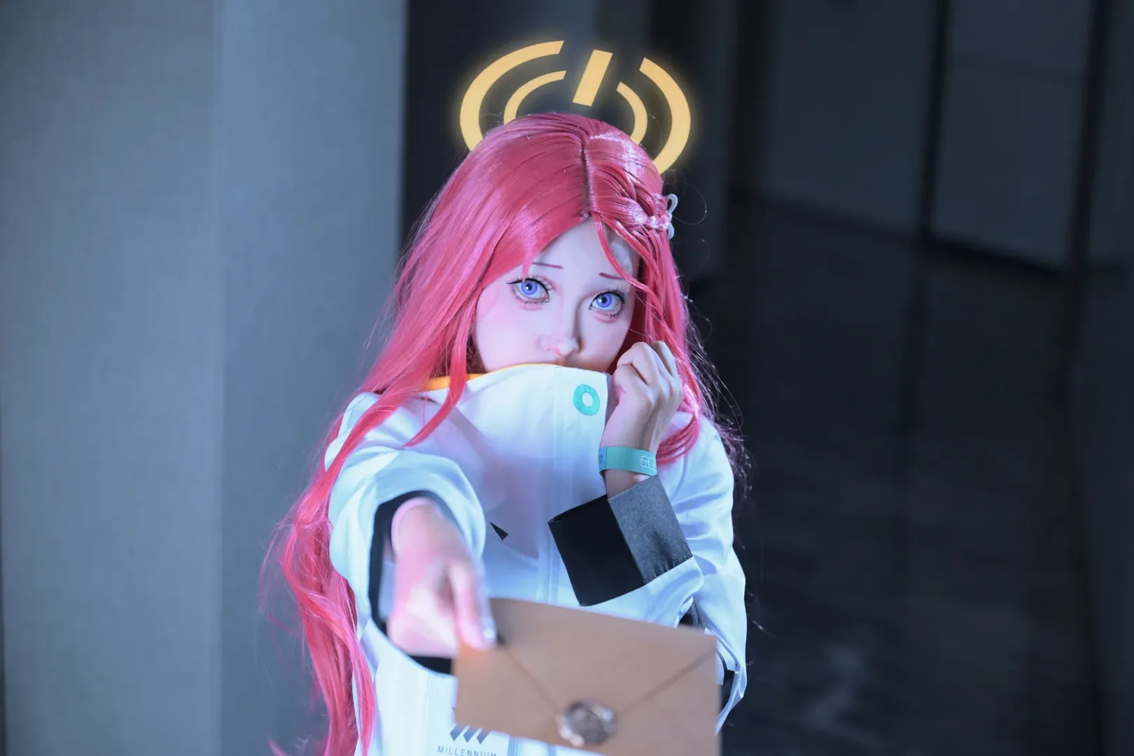 [Yuzu cosplay] Blue Archive Game Development Department daily life: Focused Moments in a Cool-toned Hallway - Image 4