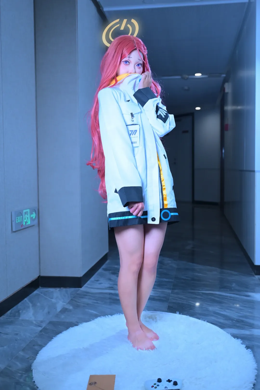 [Yuzu cosplay] Blue Archive Game Development Department daily life: Focused Moments in a Cool-toned Hallway - Image 5
