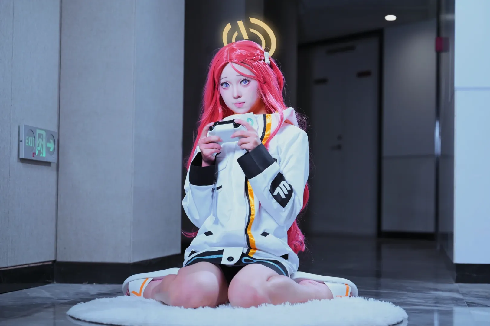 [Yuzu cosplay] Blue Archive Game Development Department daily life: Focused Moments in a Cool-toned Hallway - Image 6