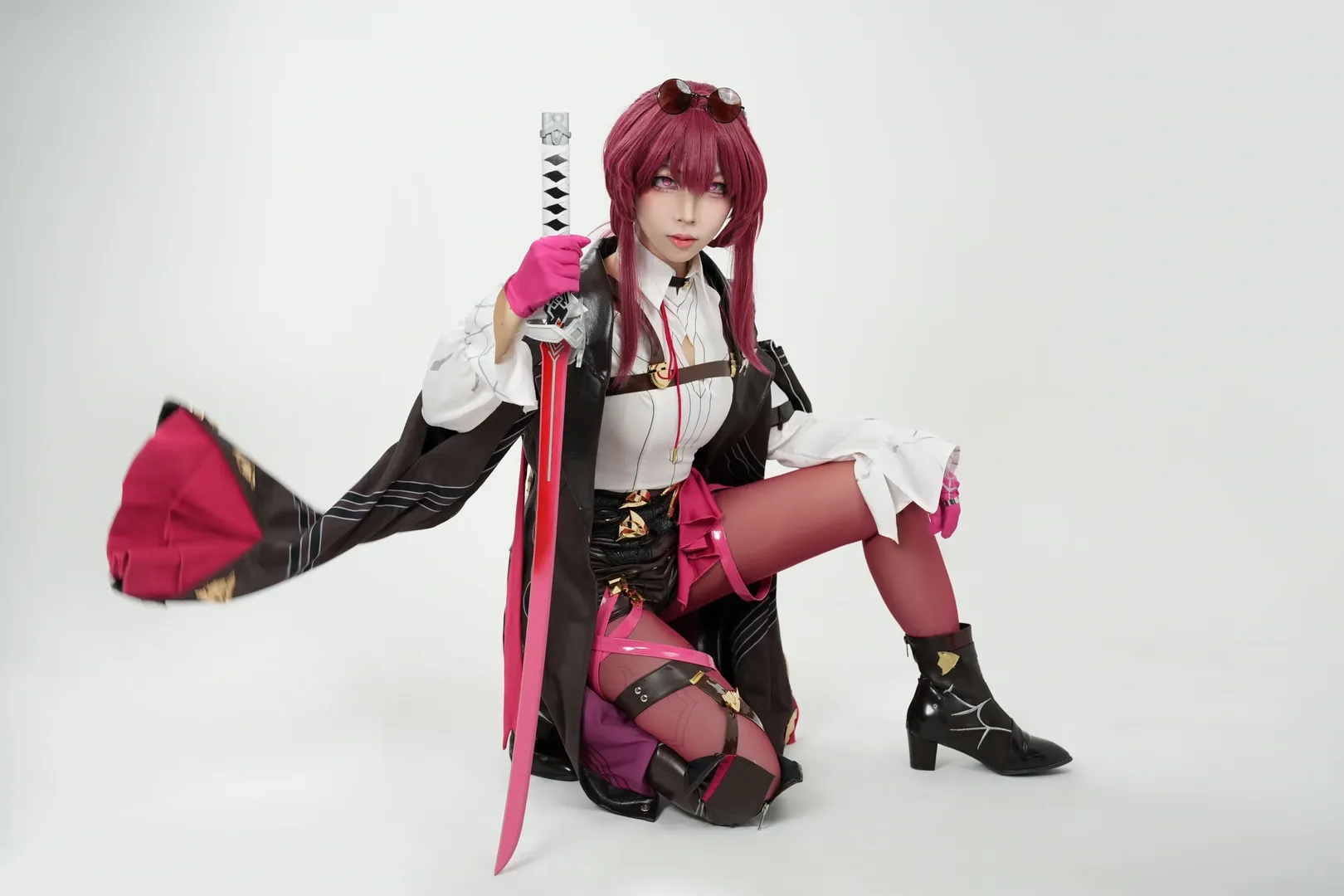 【卡芙卡cos】崩坏星穹铁道中的优雅与张力 - 第 2 张