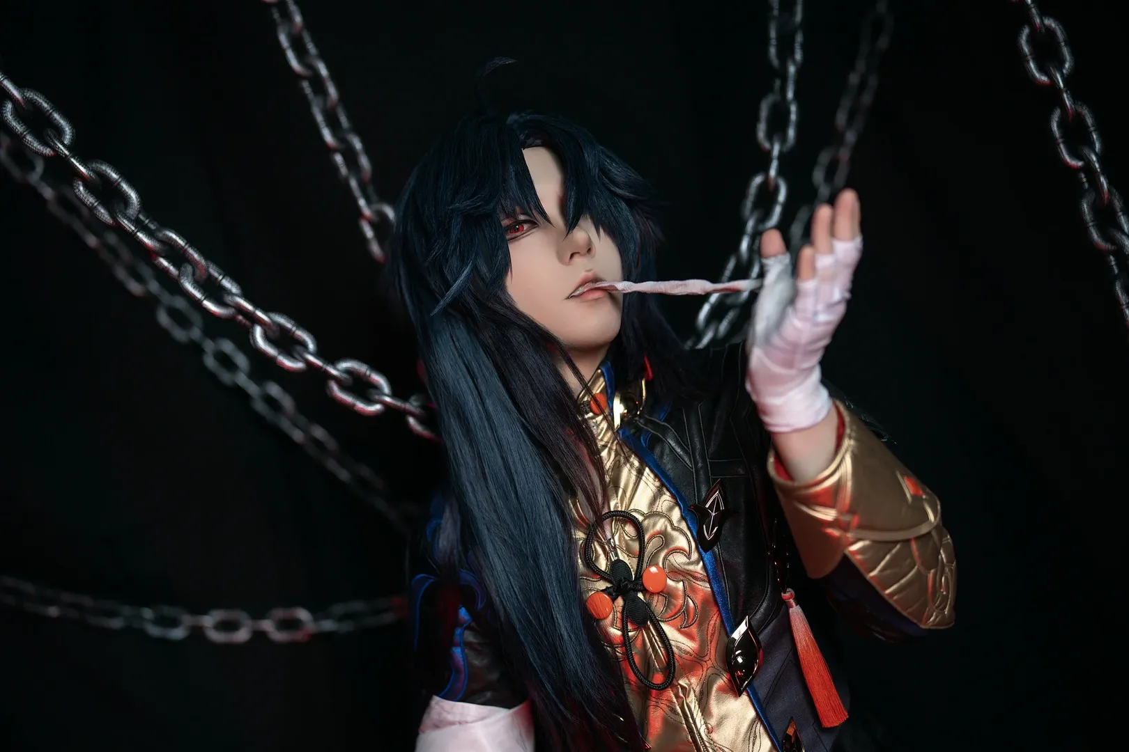 【刃 コスプレ】『崩壊：スターレイル』、鎖と紅い花に漂う粛殺の気配 - 1 枚目