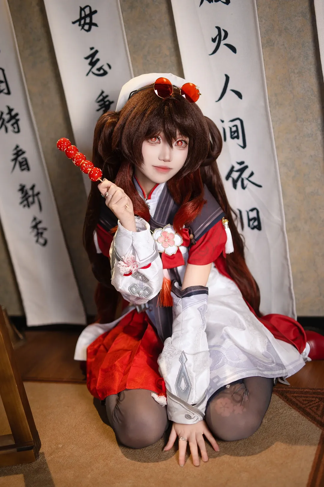 【胡桃コスプレ】残雪に咲く紅、キュートなお茶目さか凜とした凛々しさか - 2 枚目