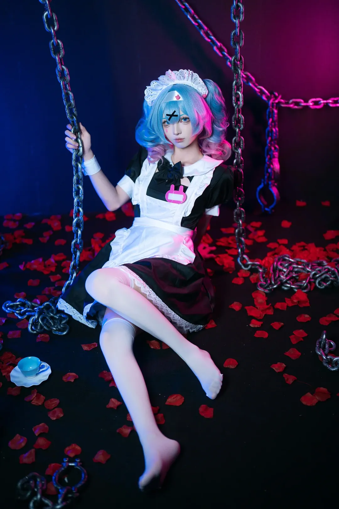 【初音未来cos】铁链秋千与酒吧金条，反差感拉满的女仆装 - 第 1 张