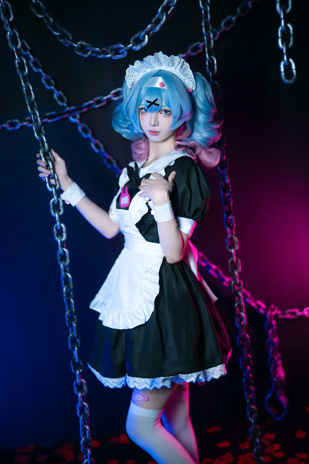 【初音未来cos】铁链秋千与酒吧金条，反差感拉满的女仆装 - 第 2 张