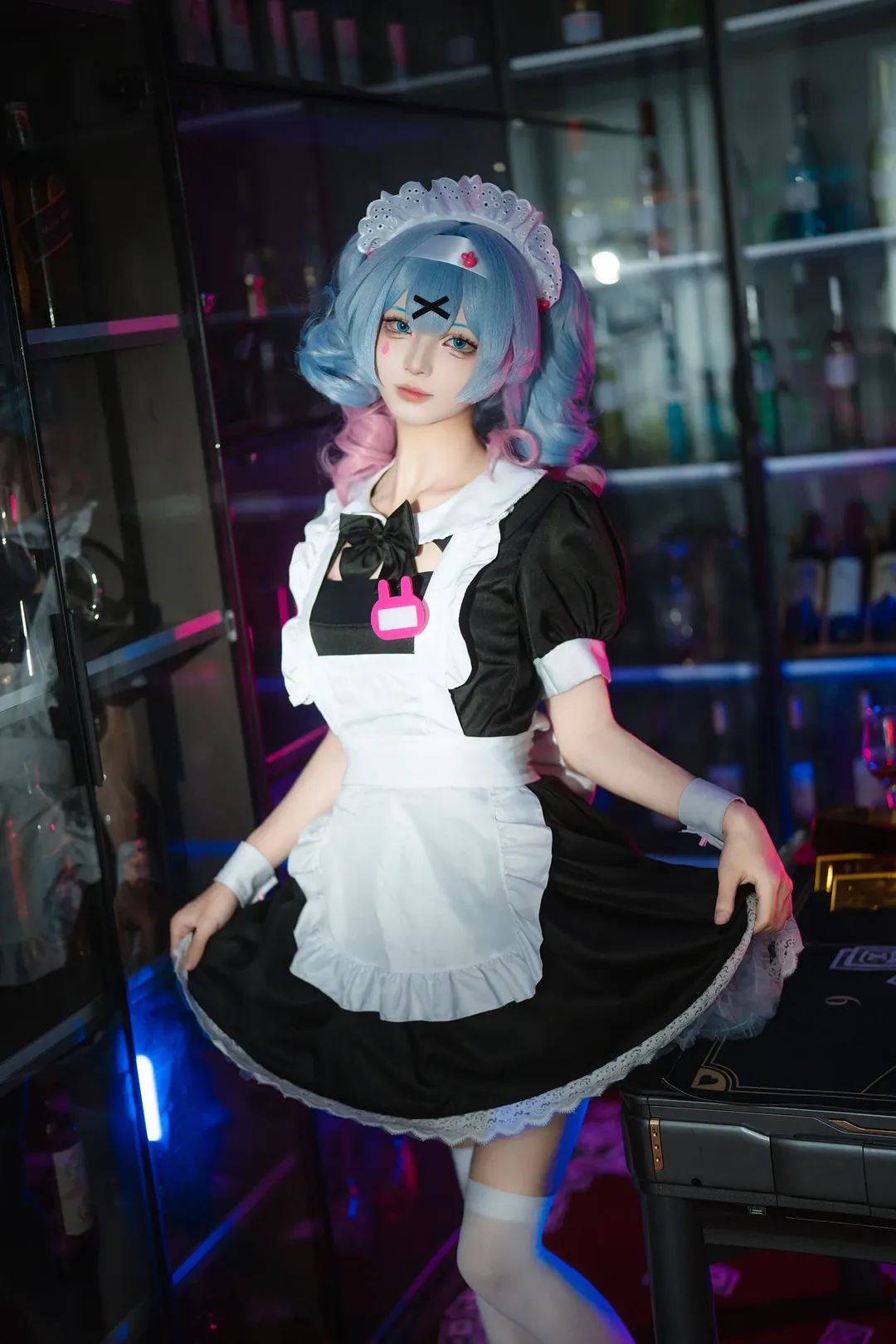 【初音未来cos】铁链秋千与酒吧金条，反差感拉满的女仆装 - 第 3 张