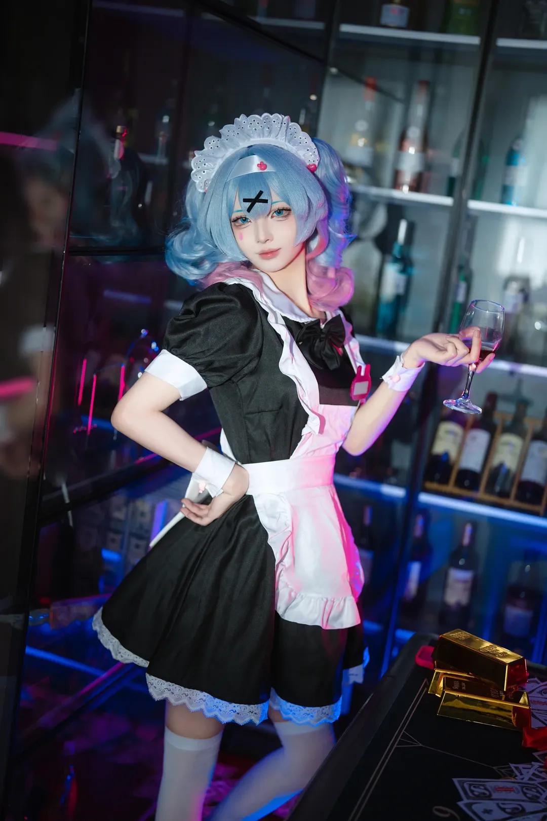 【初音未来cos】铁链秋千与酒吧金条，反差感拉满的女仆装 - 第 4 张