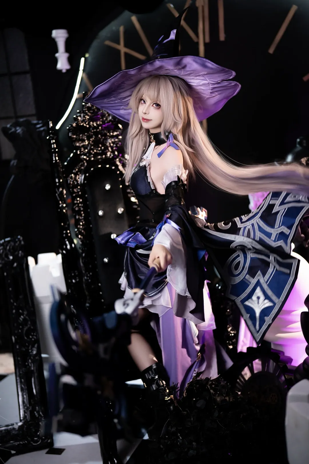 【ヘルタ コスプレ】逆転チェス盤セットに佇む魔女コスプレの装い - 1 枚目