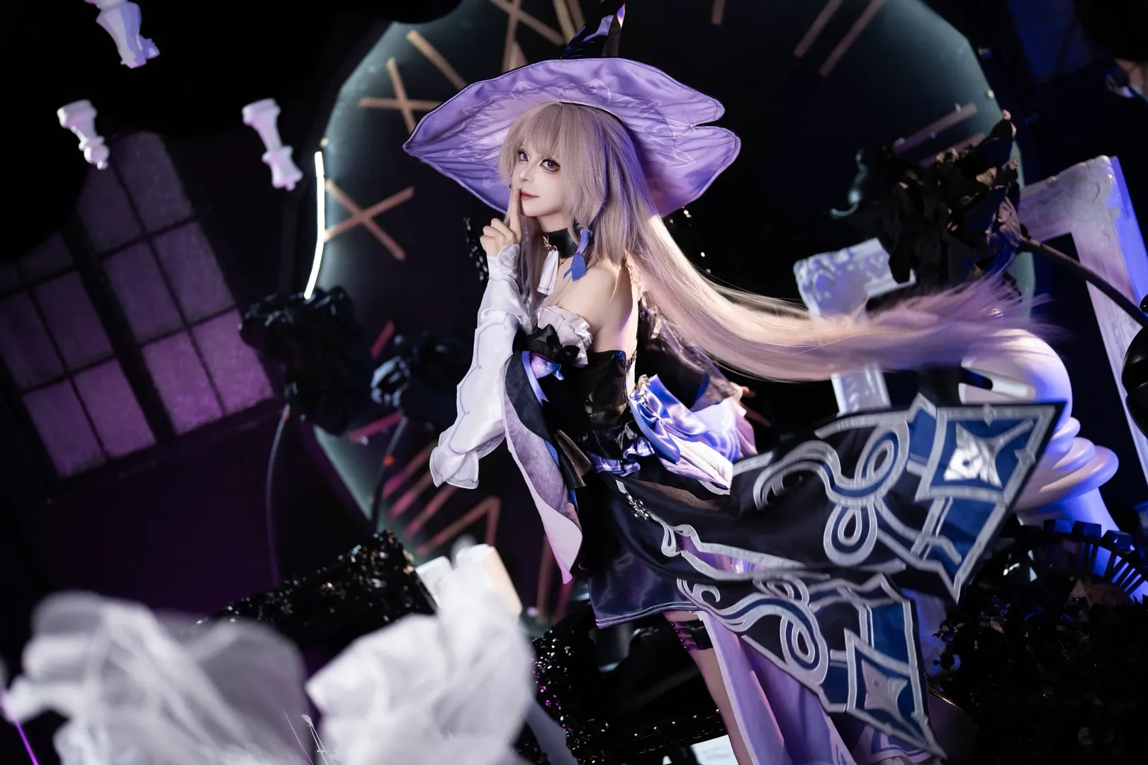 【ヘルタ コスプレ】逆転チェス盤セットに佇む魔女コスプレの装い - 2 枚目