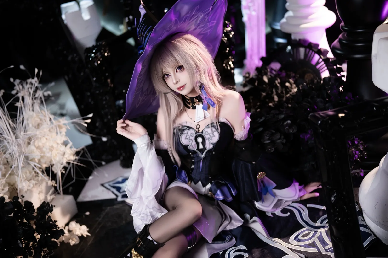【ヘルタ コスプレ】逆転チェス盤セットに佇む魔女コスプレの装い - 5 枚目