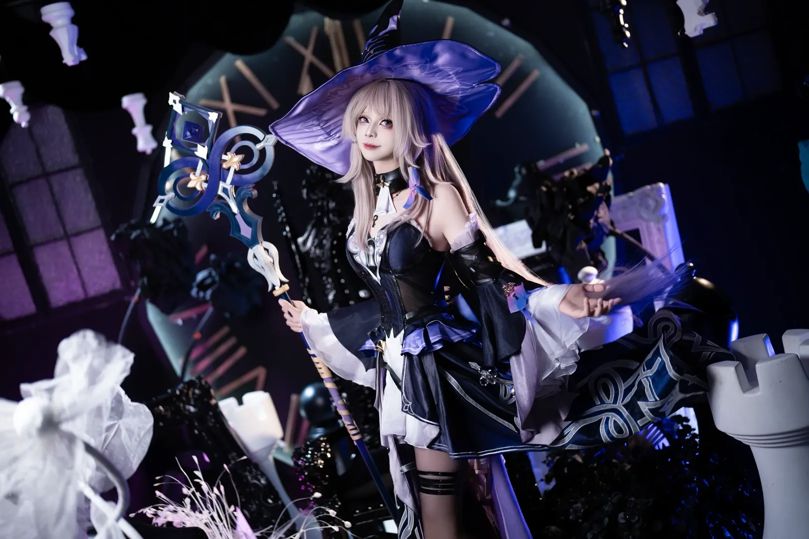 【ヘルタ コスプレ】逆転チェス盤セットに佇む魔女コスプレの装い - 6 枚目
