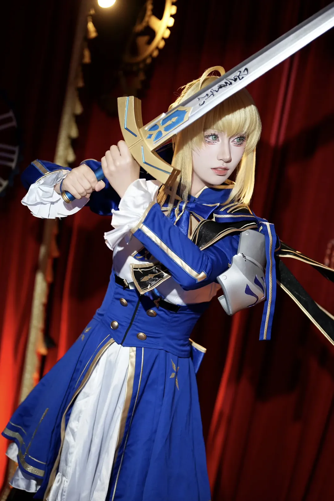【Saber cosplay】The King of Knights in Honkai: Star Rail, Swinging the Legendary Sword of Promised Victory - Image 3